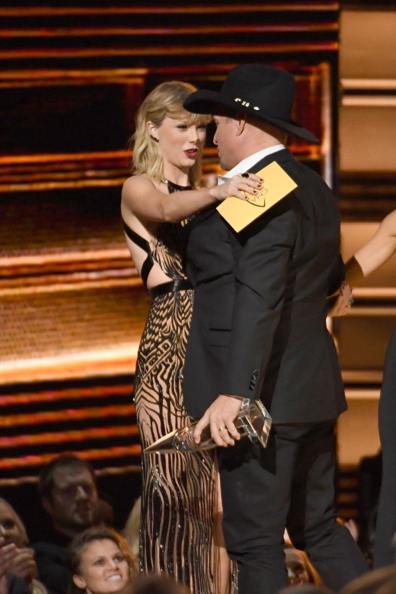 Taylor Swift at 50th Annual CMA Awards — photo 59