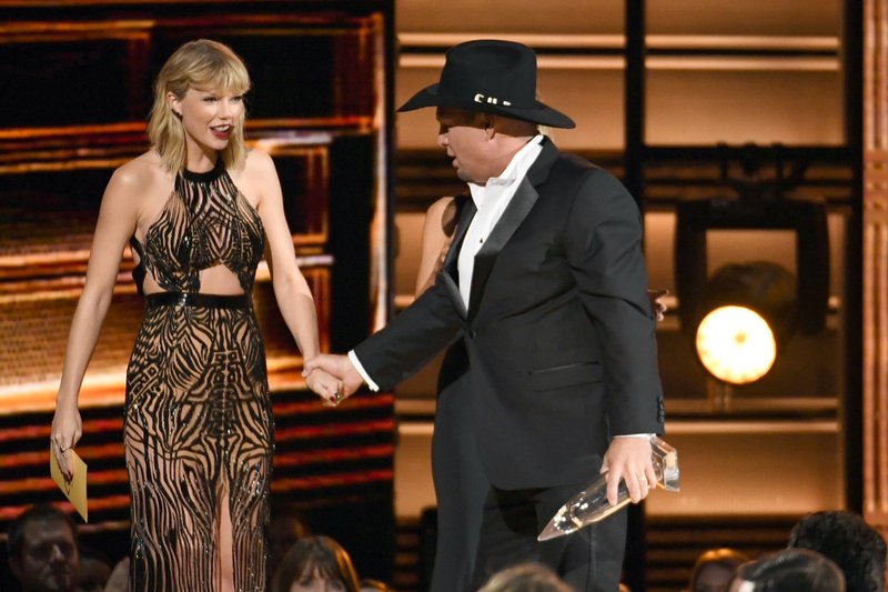 Taylor Swift at 50th Annual CMA Awards — photo 61