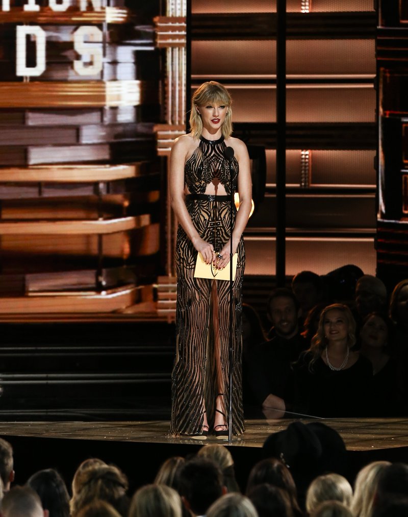 Taylor Swift at 50th Annual CMA Awards — photo 66