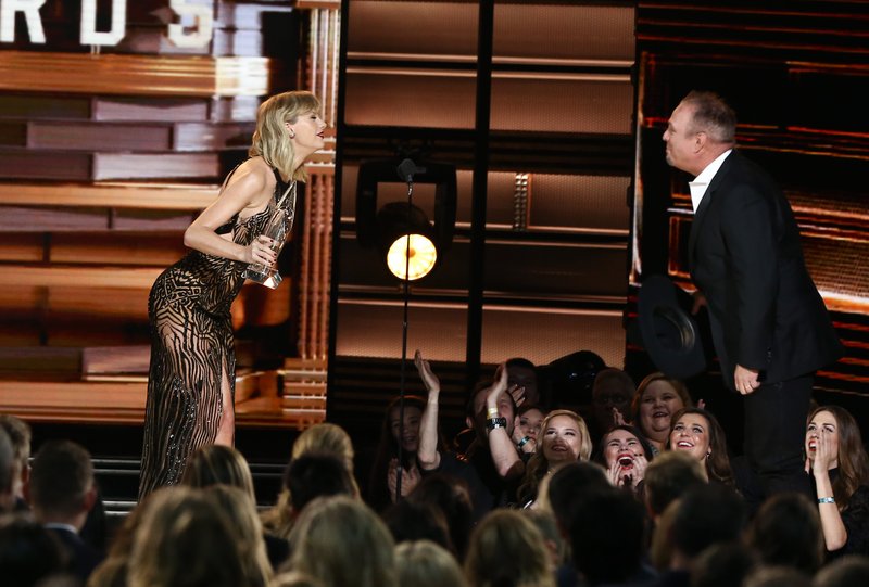 Taylor Swift at 50th Annual CMA Awards — photo 69