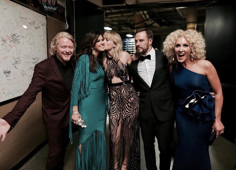 Taylor Swift at 50th Annual CMA Awards — photo 70