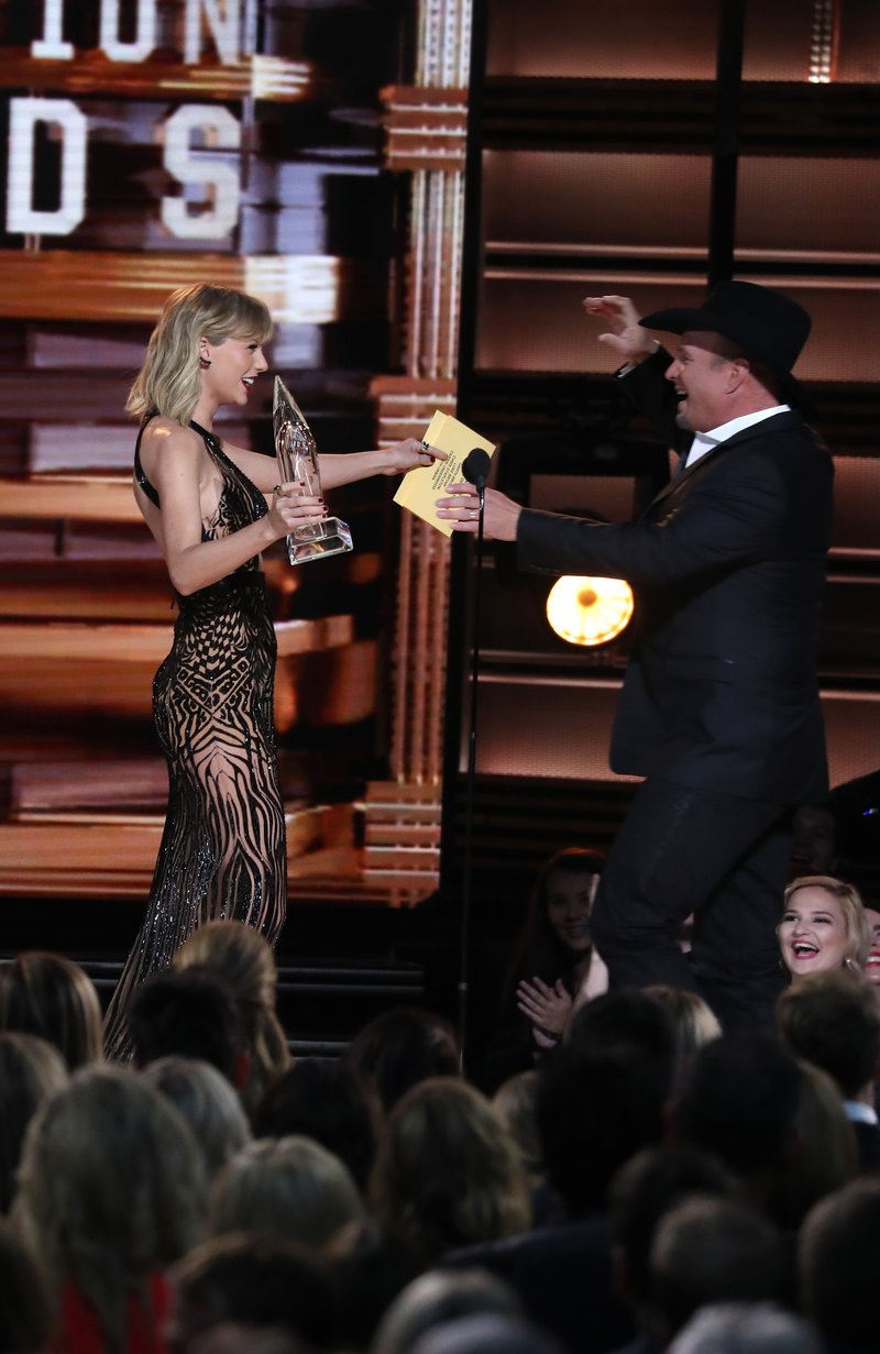 Taylor Swift at 50th Annual CMA Awards — photo 81