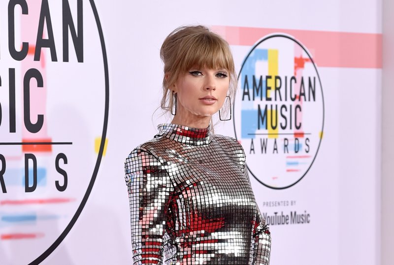 Taylor Swift at 2018 American Music Awards — photo 15