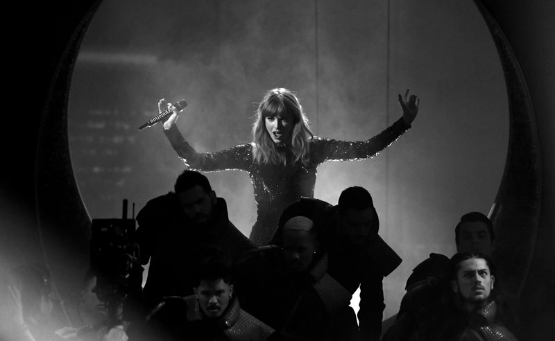 Taylor Swift at 2018 American Music Awards — photo 192