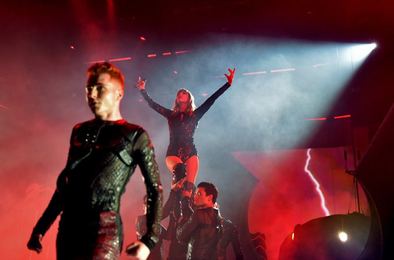 Taylor Swift at 2018 American Music Awards — photo 231