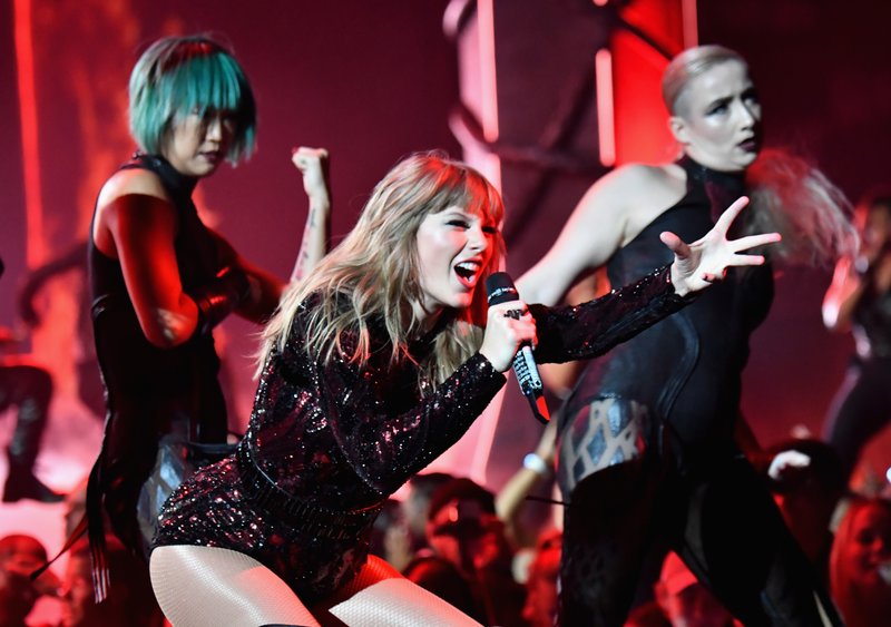 Taylor Swift at 2018 American Music Awards — photo 348