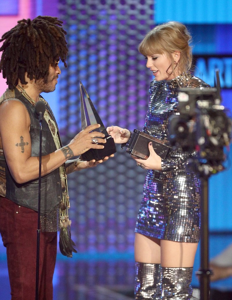 Taylor Swift at 2018 American Music Awards — photo 384