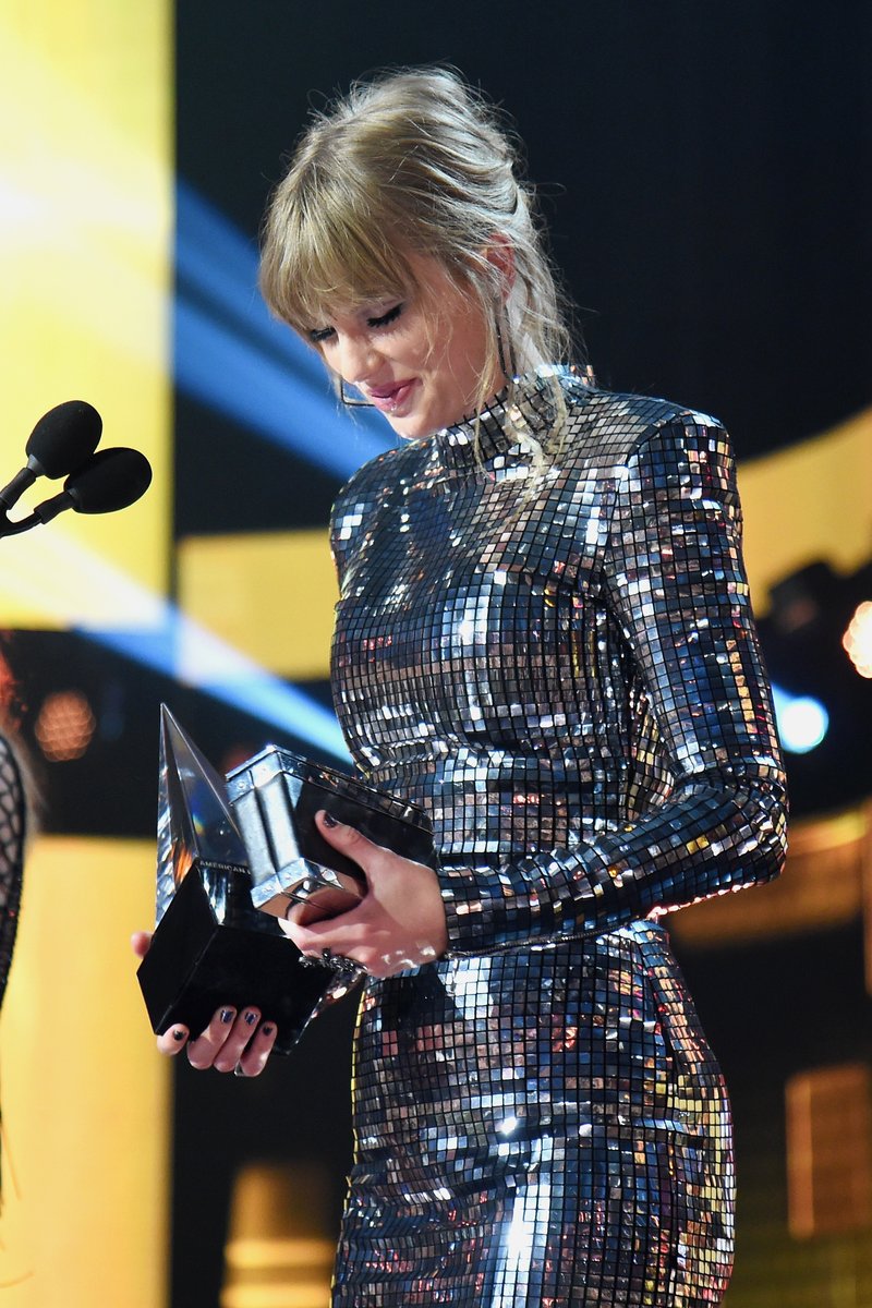 Taylor Swift at 2018 American Music Awards — photo 443
