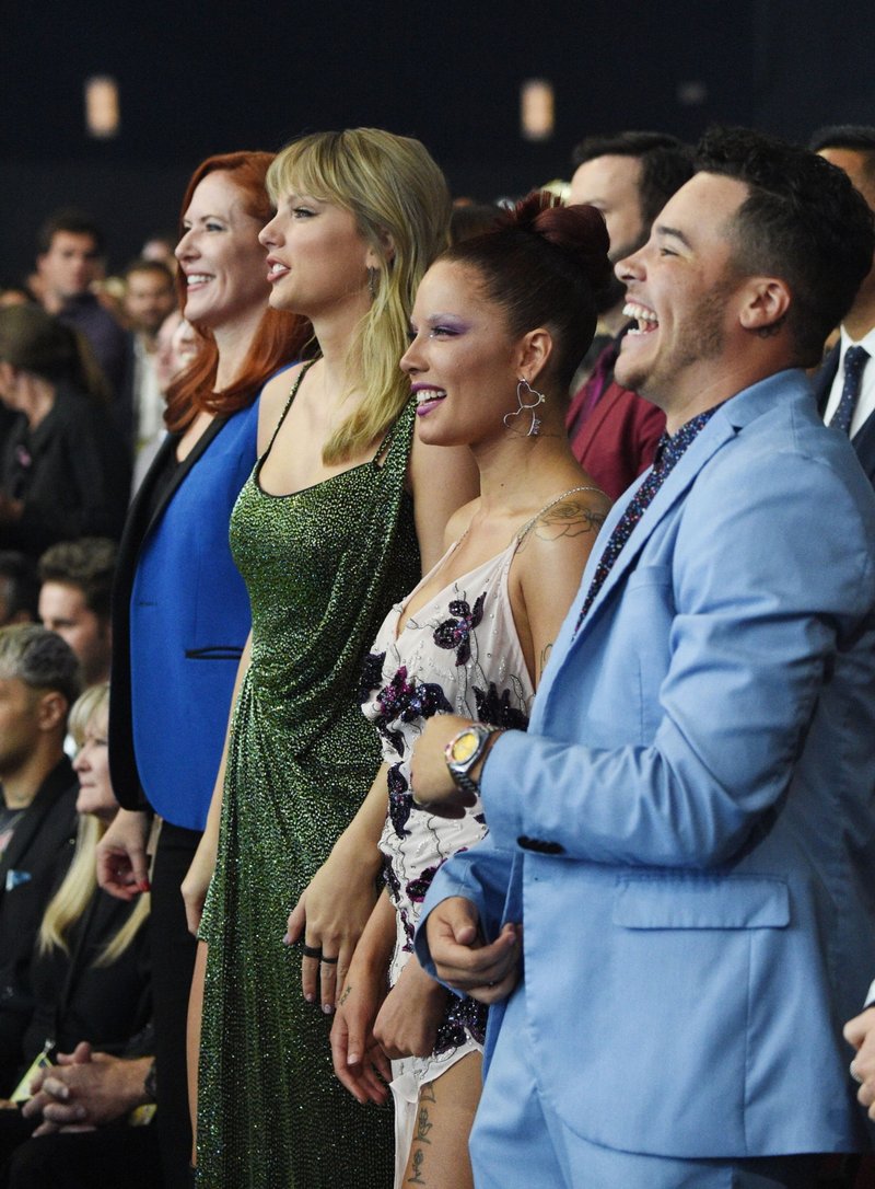 Taylor Swift at 2019 American Music Awards — photo 172