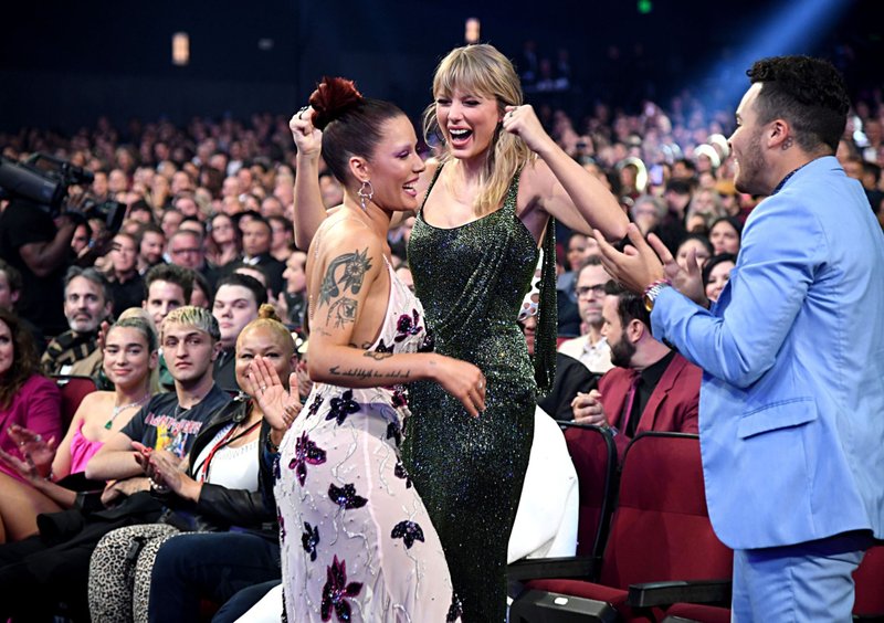 Taylor Swift at 2019 American Music Awards — photo 177