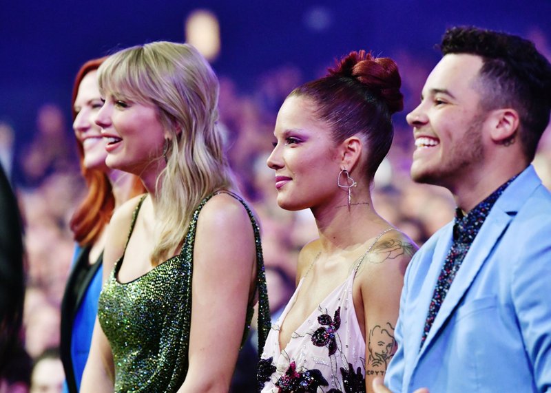 Taylor Swift at 2019 American Music Awards — photo 194