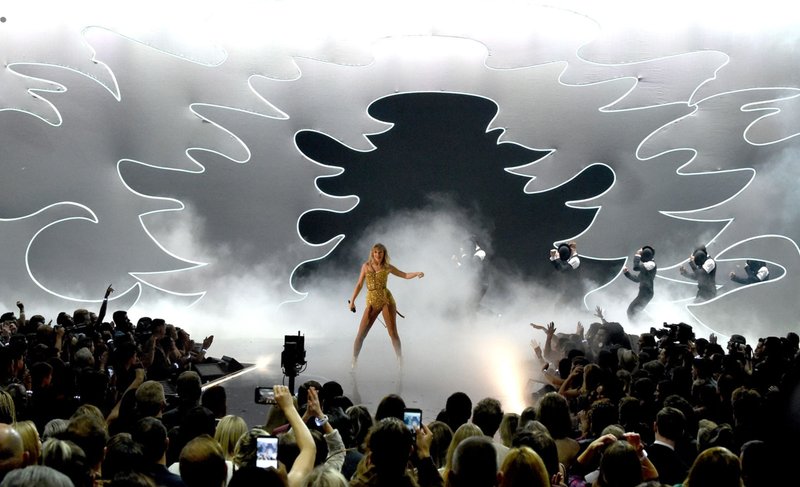 Taylor Swift at 2019 American Music Awards — photo 315