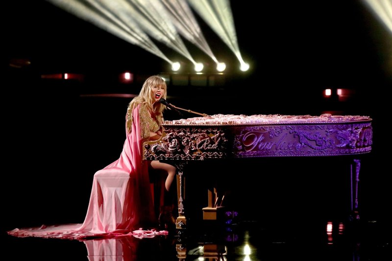 Taylor Swift at 2019 American Music Awards — photo 317