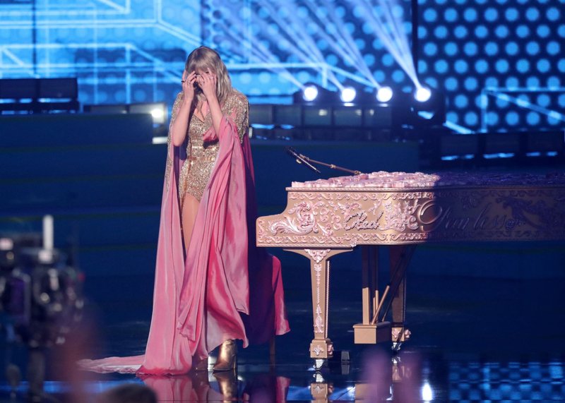 Taylor Swift at 2019 American Music Awards — photo 335