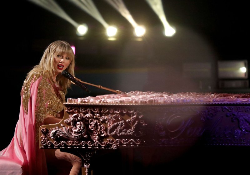 Taylor Swift at 2019 American Music Awards — photo 336