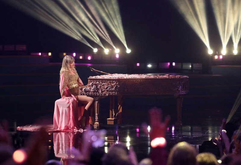 Taylor Swift at 2019 American Music Awards — photo 337