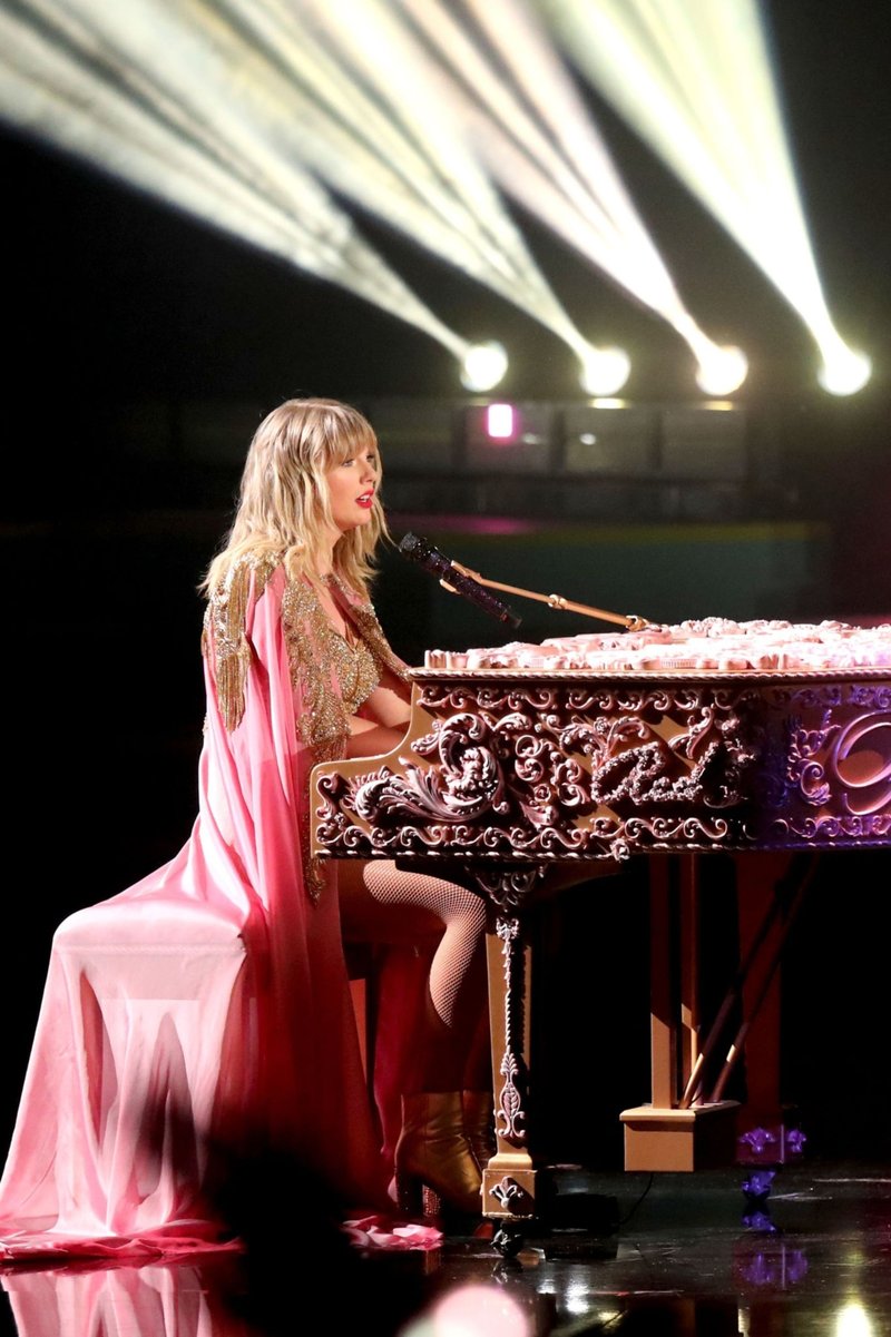 Taylor Swift at 2019 American Music Awards — photo 338