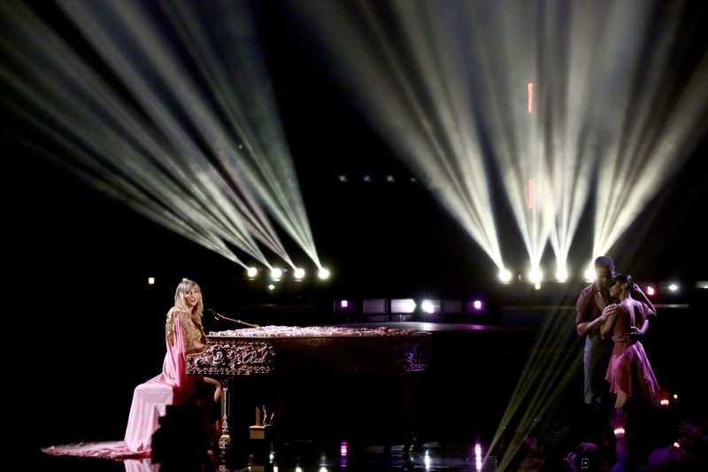 Taylor Swift at 2019 American Music Awards — photo 343