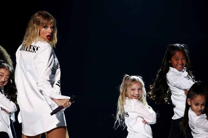 Taylor Swift at 2019 American Music Awards — photo 389