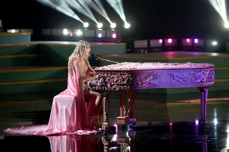 Taylor Swift at 2019 American Music Awards — photo 400