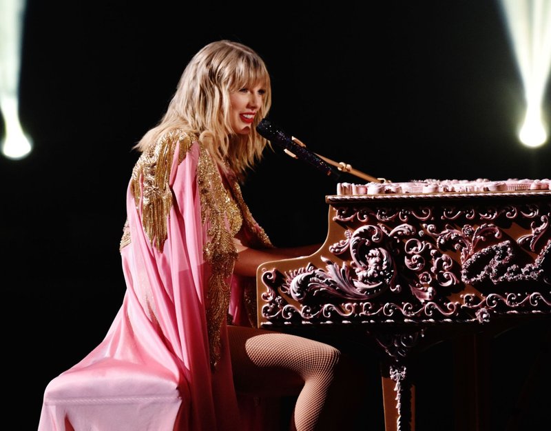 Taylor Swift at 2019 American Music Awards — photo 404