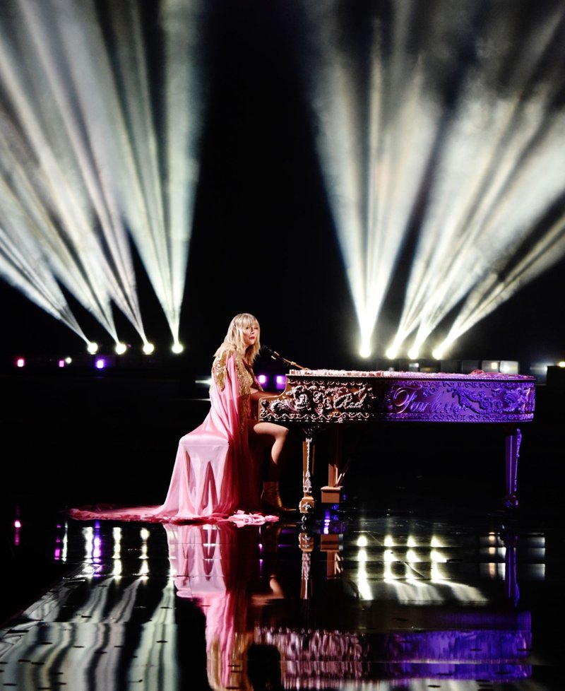 Taylor Swift at 2019 American Music Awards — photo 407