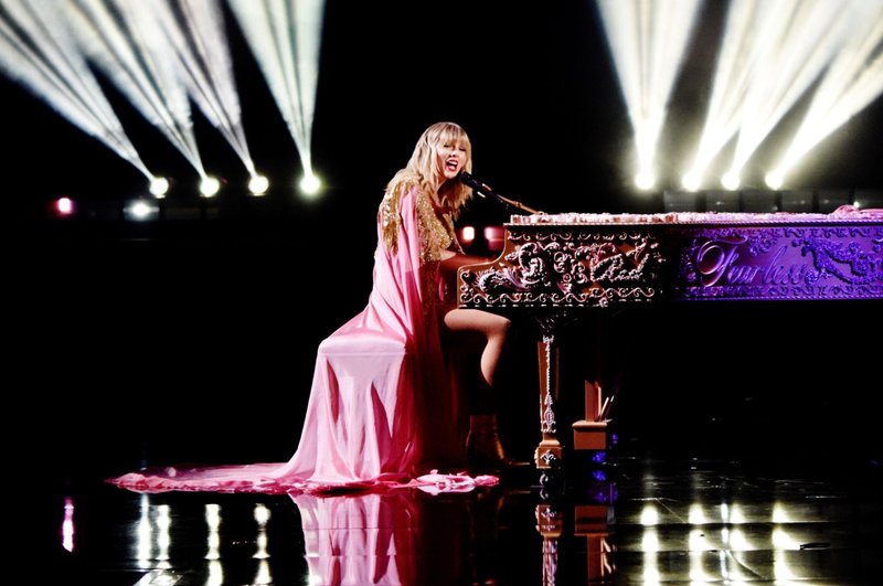 Taylor Swift at 2019 American Music Awards — photo 408