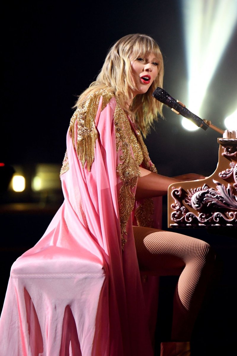 Taylor Swift at 2019 American Music Awards — photo 445