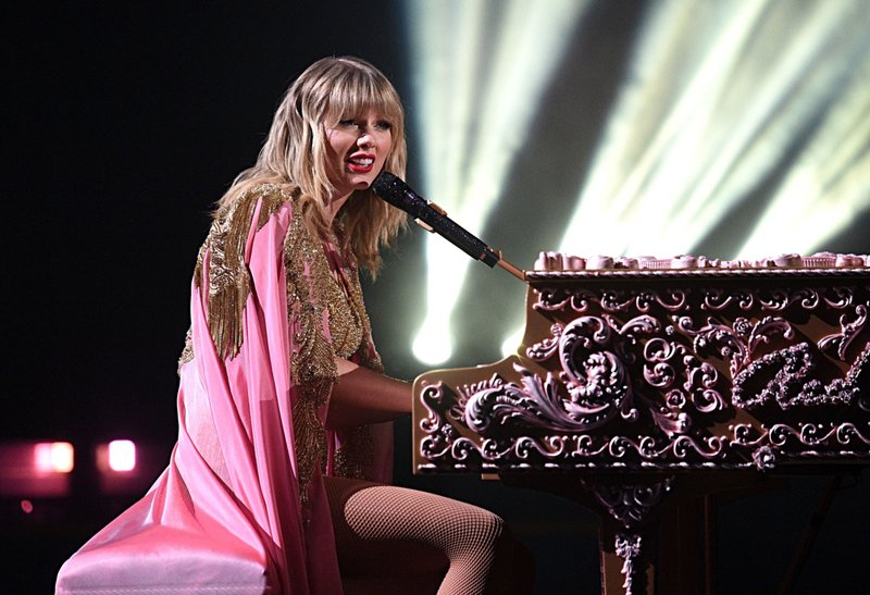 Taylor Swift at 2019 American Music Awards — photo 460