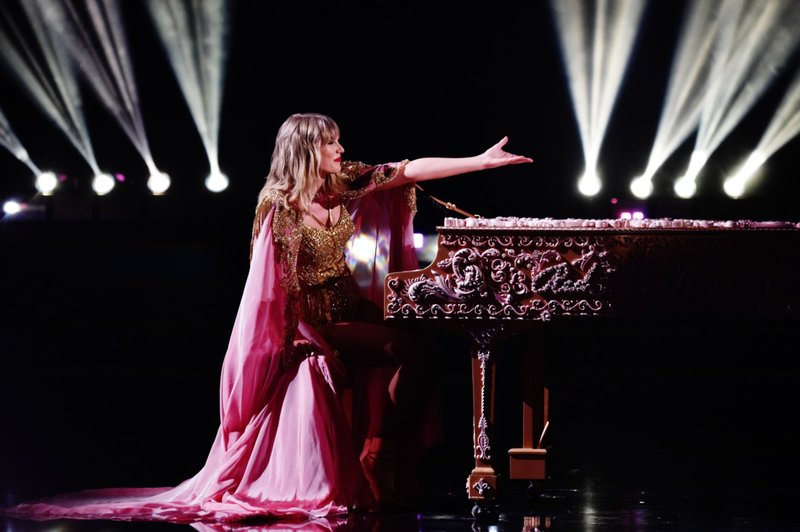 Taylor Swift at 2019 American Music Awards — photo 599