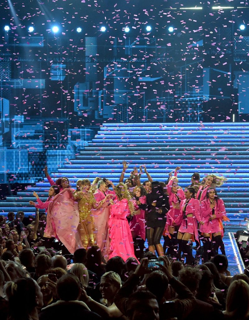 Taylor Swift at 2019 American Music Awards — photo 647