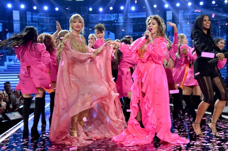 Taylor Swift at 2019 American Music Awards — photo 686