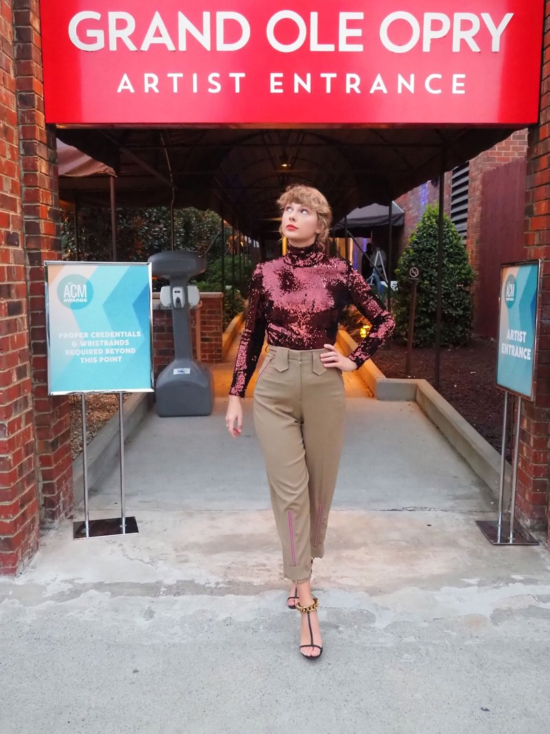 Taylor Swift at 55th Academy Of Country Music Awards — photo 4