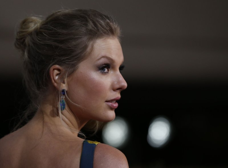 Taylor Swift at 77th Annual Golden Globe Awards — photo 20