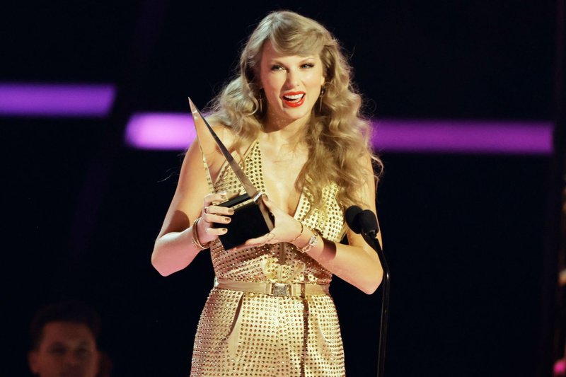 Taylor Swift at 2022 American Music Awards — photo 4