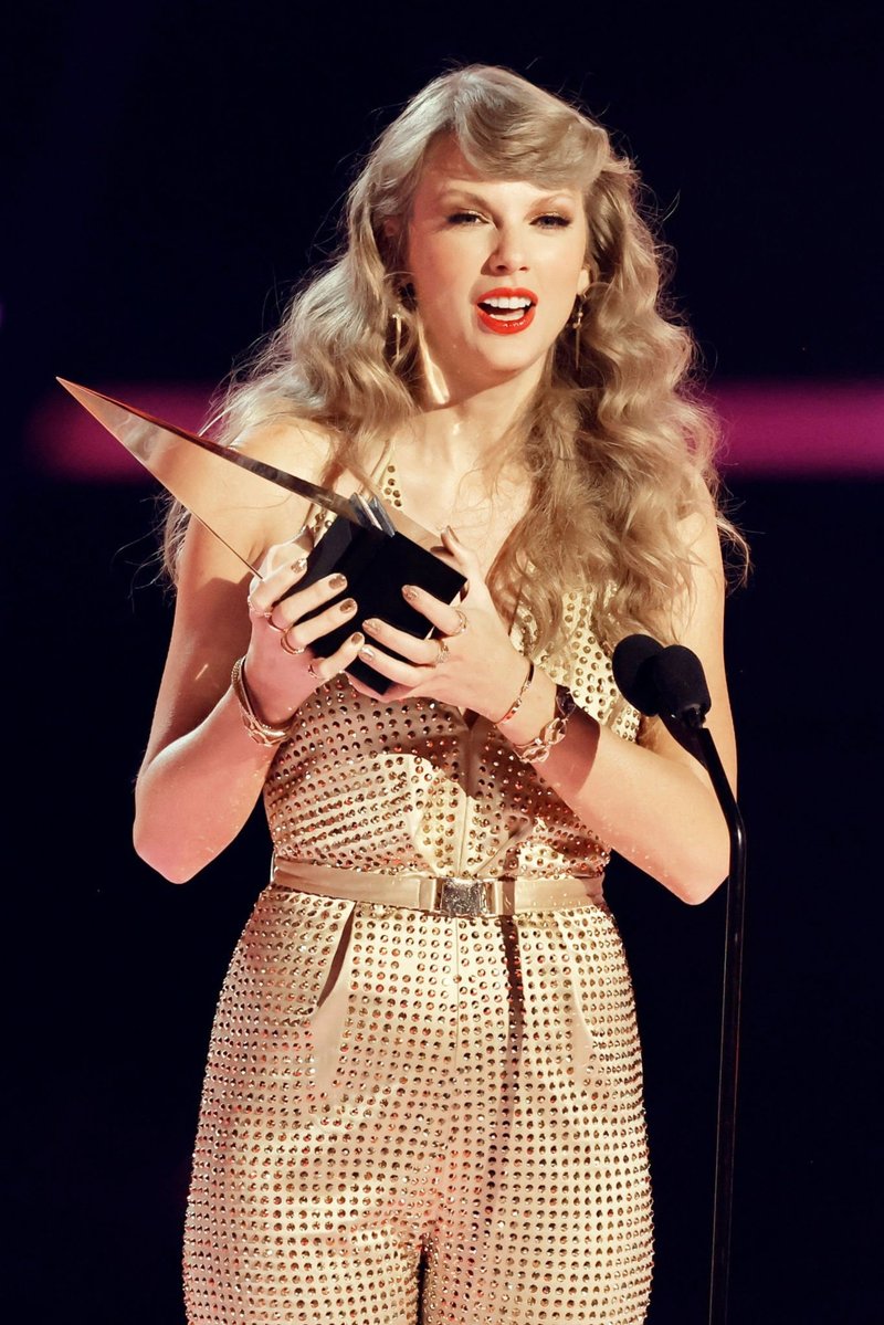 Taylor Swift at 2022 American Music Awards — photo 7
