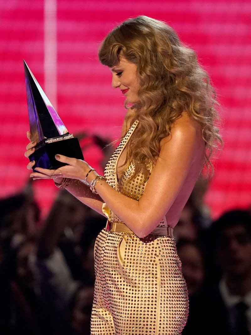 Taylor Swift at 2022 American Music Awards — photo 22