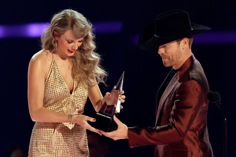 Taylor Swift at 2022 American Music Awards — photo 34