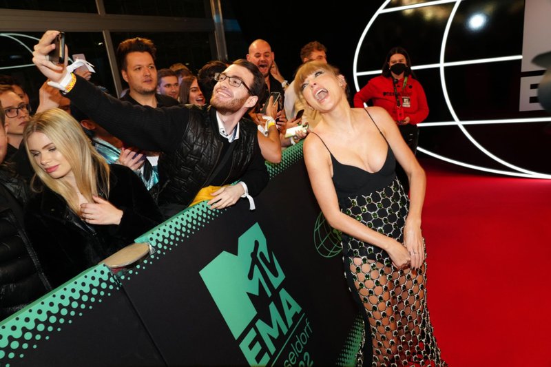 Taylor Swift at 2022 MTV Europe Music Awards — photo 60