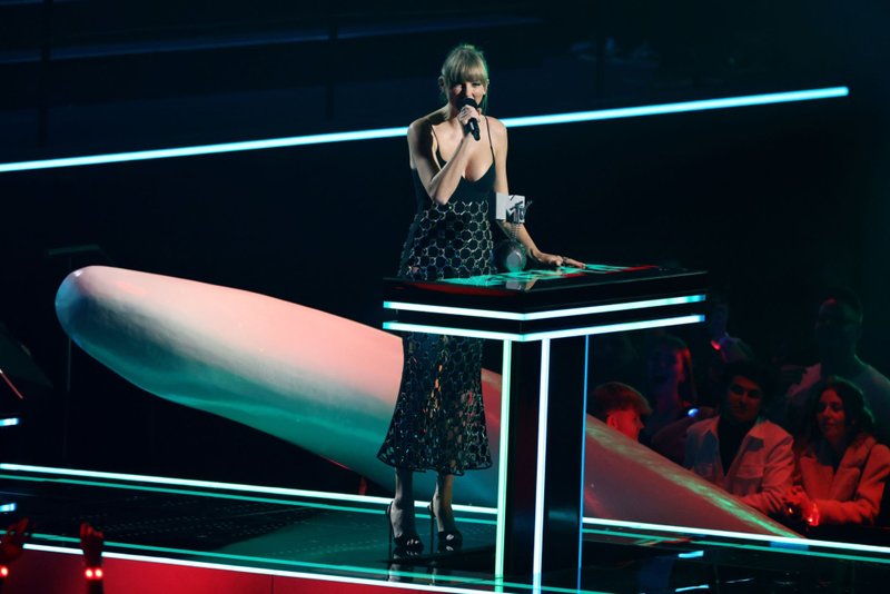 Taylor Swift at 2022 MTV Europe Music Awards — photo 121