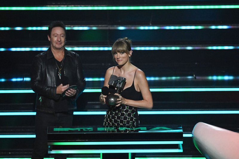 Taylor Swift at 2022 MTV Europe Music Awards — photo 124