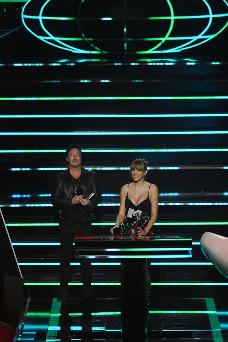 Taylor Swift at 2022 MTV Europe Music Awards — photo 133