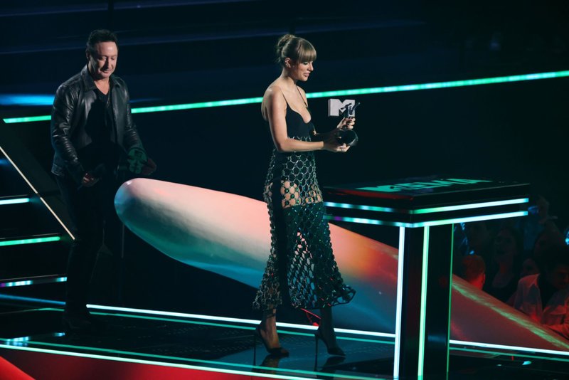 Taylor Swift at 2022 MTV Europe Music Awards — photo 135