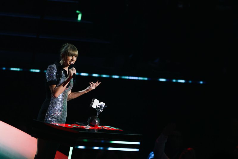 Taylor Swift at 2022 MTV Europe Music Awards — photo 360
