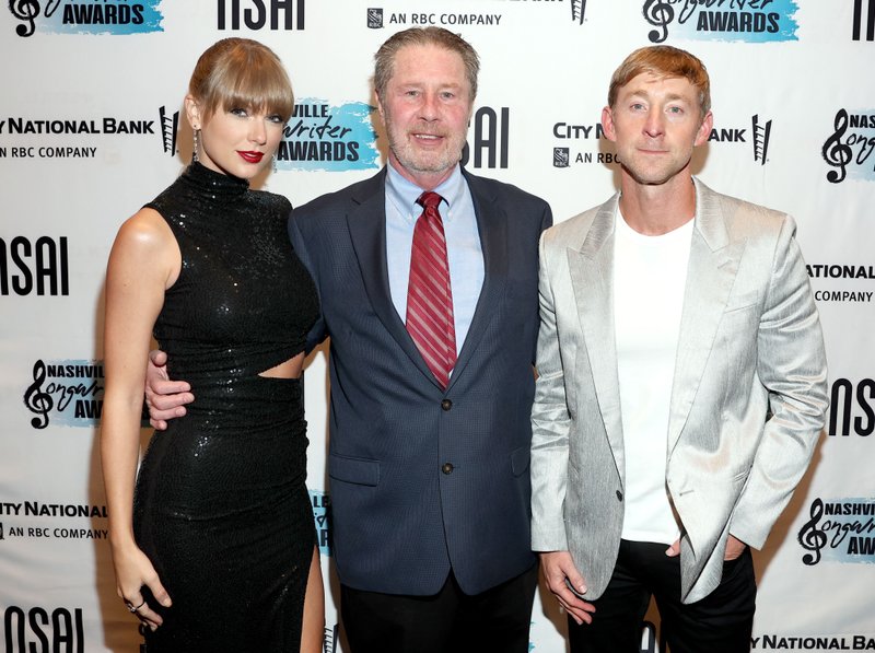 Taylor Swift at NSAI's 2022 Nashville Songwriter Awards — photo 16