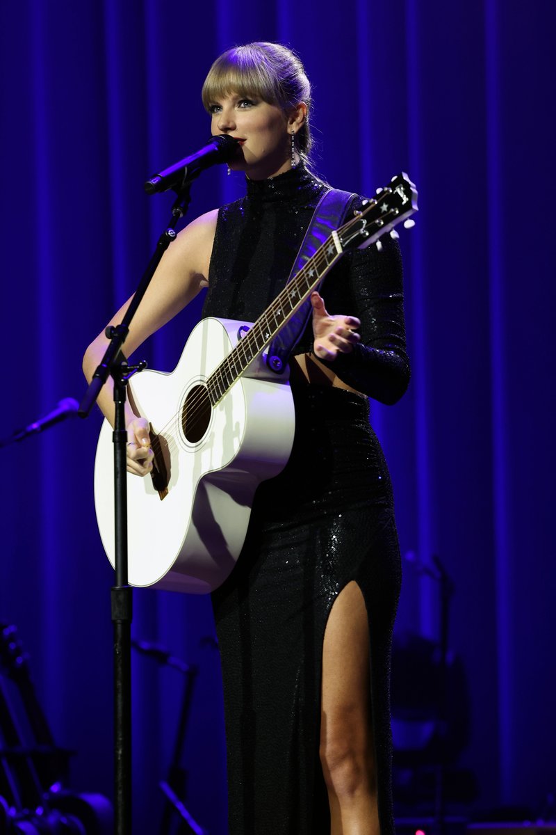 Taylor Swift at NSAI's 2022 Nashville Songwriter Awards — photo 20