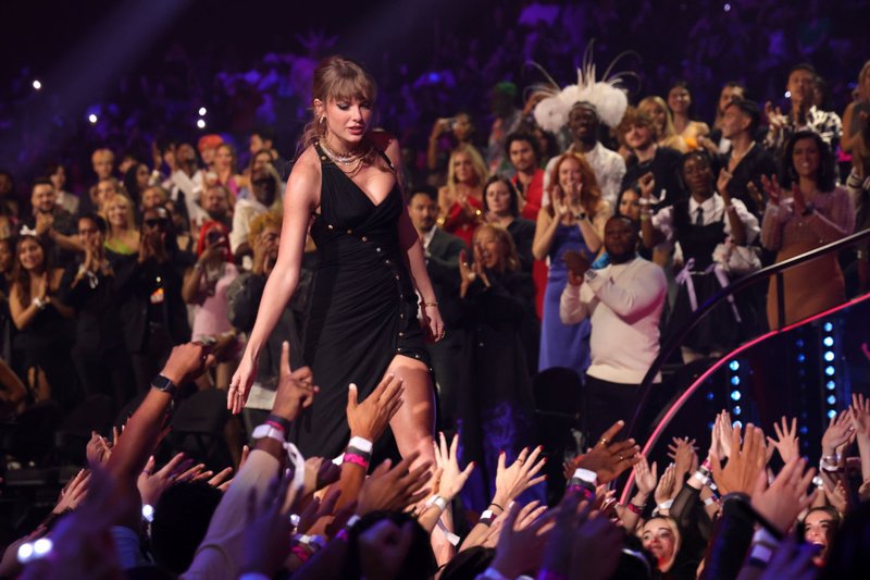 Taylor Swift at 2023 MTV Video Music Awards — photo 372