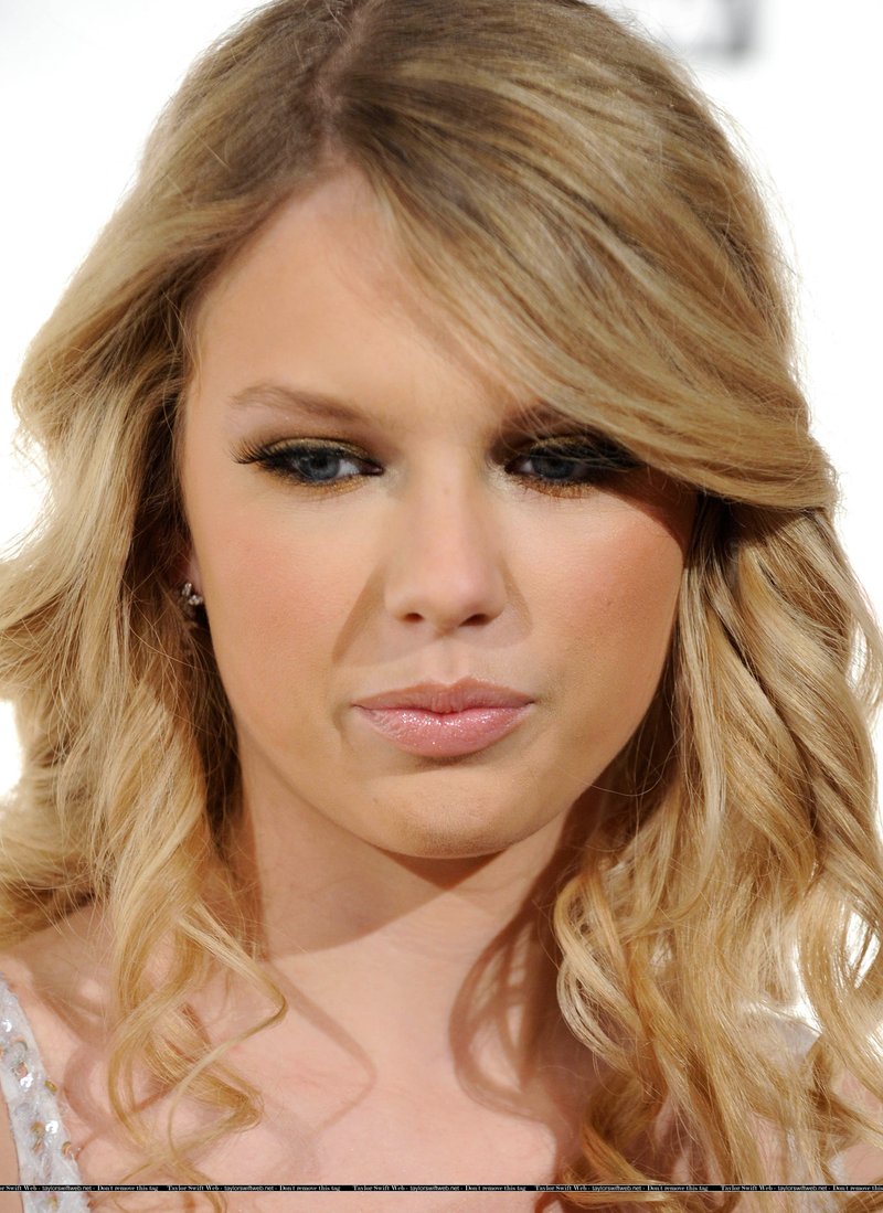 Taylor Swift — 5th Annual Candies Foundation Event to Prevent Benefit — photo 1