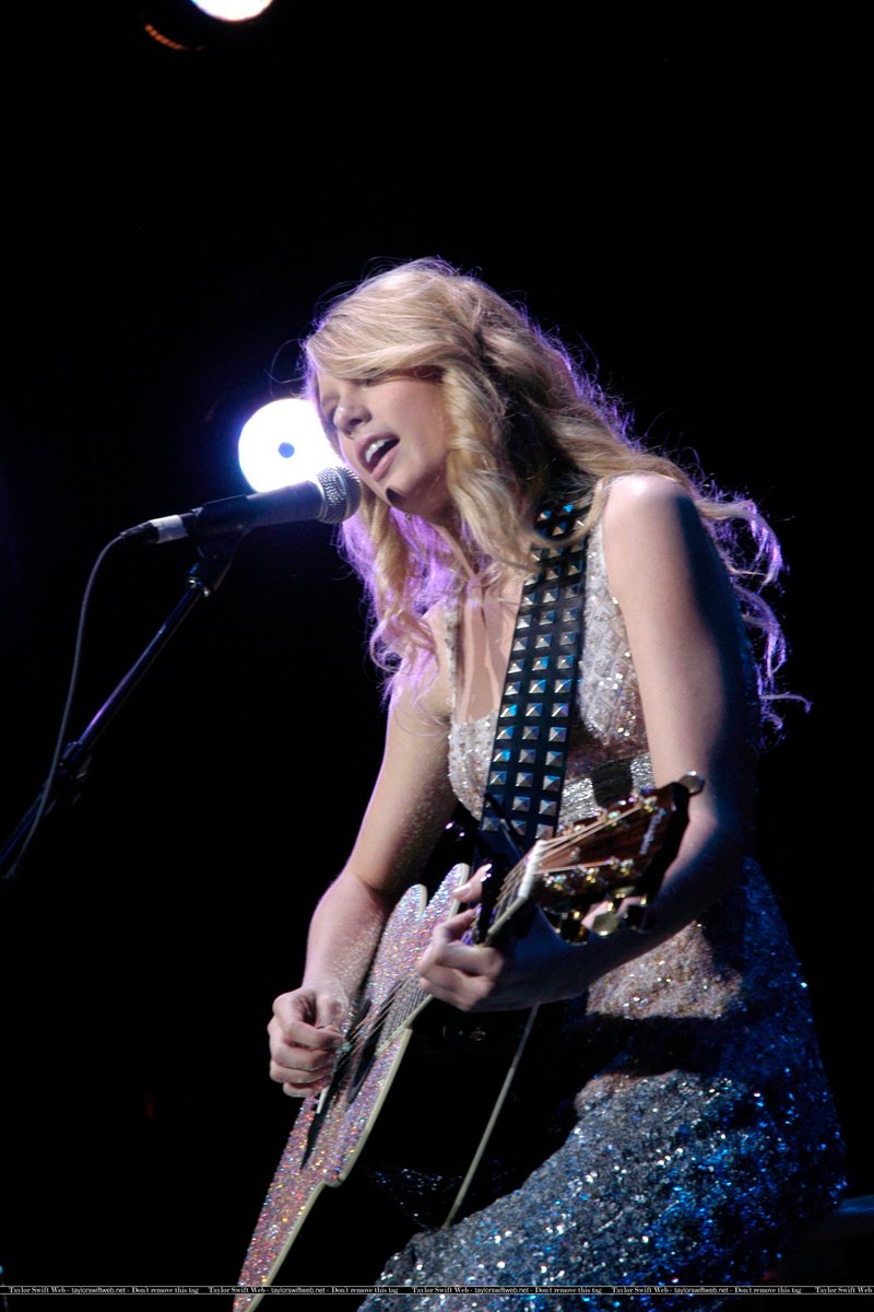 Taylor Swift — 5th Annual Candies Foundation Event to Prevent Benefit — photo 17