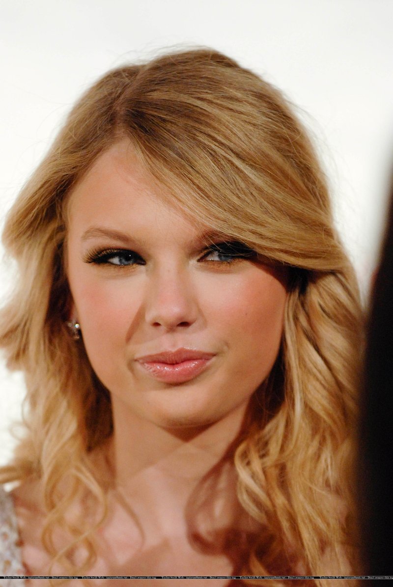 Taylor Swift — 5th Annual Candies Foundation Event to Prevent Benefit — photo 26